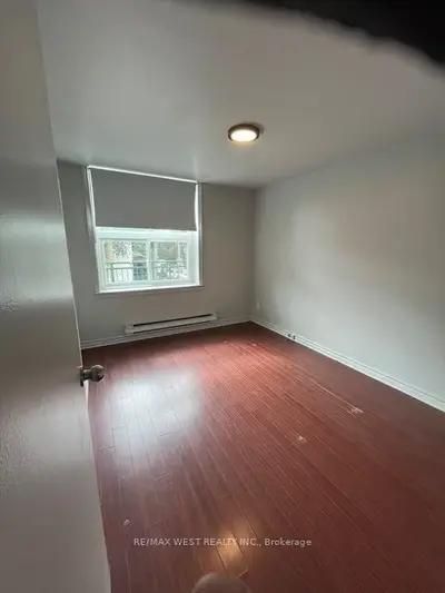 932 Dundas Street 2, Toronto, On M6j 1w3