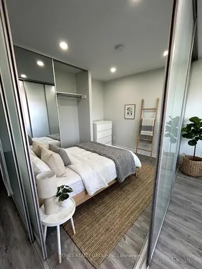 15 Walmer Road 906, Toronto, On M5r 2x1