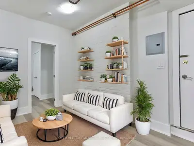 915 St Clair Avenue W 16, Toronto, On M6c 1c7