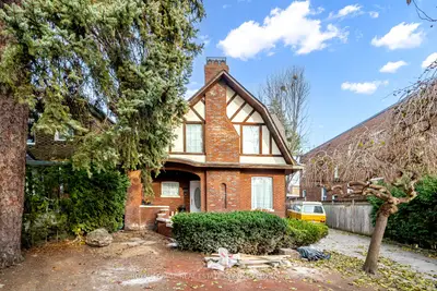 127 Rusholme Road E Lower, Toronto, On M6h 2y6