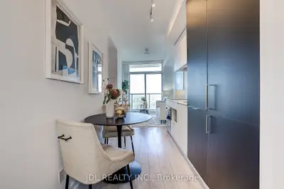 33 Helendale Avenue 1811, Toronto, On M4r 0a4