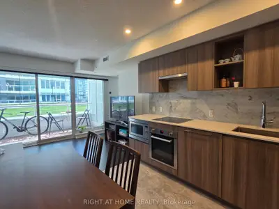 17 Bathurst Street 602, Toronto, On M5v 0n1