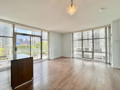 9 Spadina Avenue 203, Toronto, On M5v 3v5