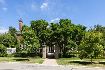 1 Chestnut Park Ph, Toronto, On M4w 1w4