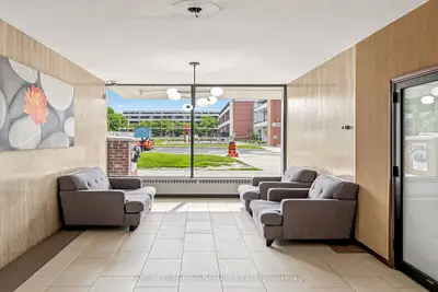 100 Leeward Glenway 411, Toronto, On M3c 2z1
