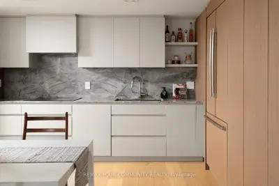 349 St Clair Avenue W 109, Toronto, On M5p 1n3