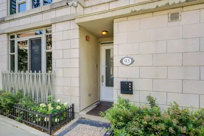 93 Sloping Sky Mews Th 1, Toronto, On M5v 1p4