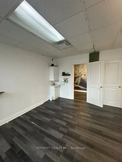 20 Eglinton Avenue E 402, Toronto, On M4p 1a6