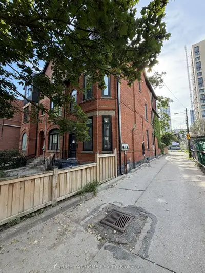 272 Seaton Street, Toronto, On M5a 2t4