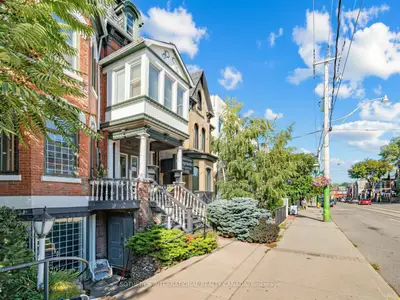 212 Carlton Street Main, Toronto, On M5a 2l1
