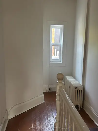 585 Parliament Street Upper Level, Toronto, On M4x 1p9
