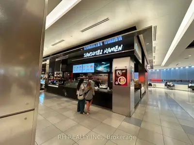 220 Yonge Street Cru F17, Toronto, On M5b 2h1