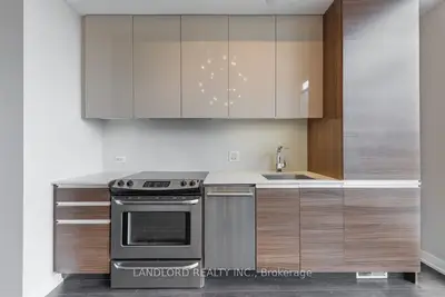 8 Gladstone Avenue 607, Toronto, On M6j 0b3
