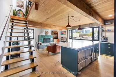 6 Littlehayes Lane, Toronto, On M5t 1l8