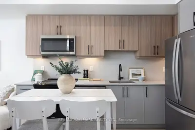 15 Brenthall Avenue W 2, Toronto, On M2r 0b3