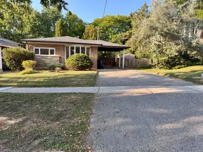 16 Trailside Drive, Toronto, On M2j 2c9