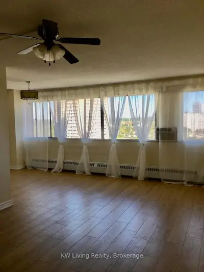 10 Sunny Glenway 1810, Toronto, On M3c 2z3