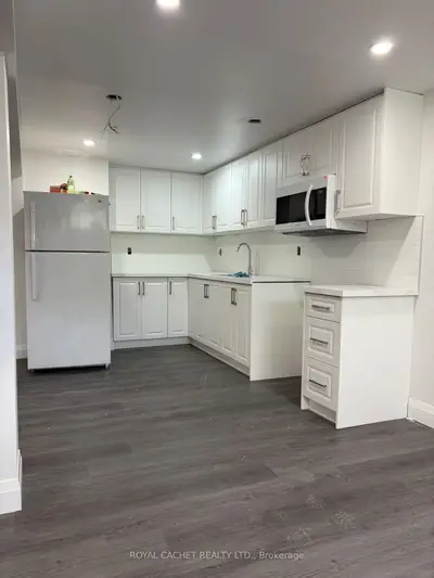 90 Billington (lower) Crescent, Toronto, On M3a 2g6