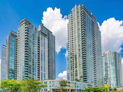 16 Yonge Street 402, Toronto, On M5e 2a1