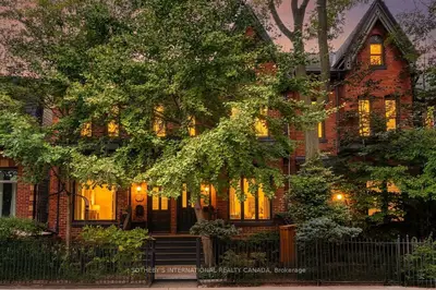 140 Spruce Street, Toronto, On M5a 2j5