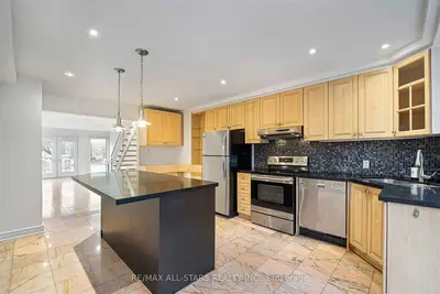 110 Belmont Street, Toronto, On M5r 1p8