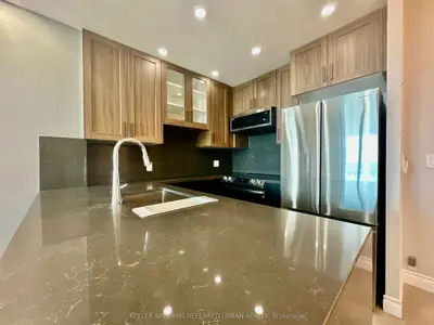 8 Park Road Ph 3705, Toronto, On M4w 3s5