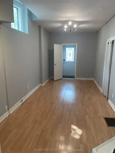 281 Howland Avenue Main Floor, Toronto, On M5r 3b8