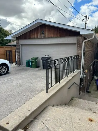 28 Purdon Drive 2, Toronto, On M3h 4x1