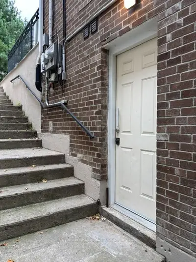 28 Purdon Drive 2, Toronto, On M3h 4x1