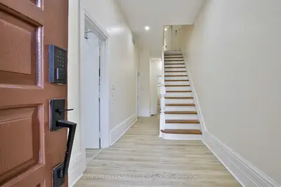 9 Borden Street, Toronto, On M5s 2m8