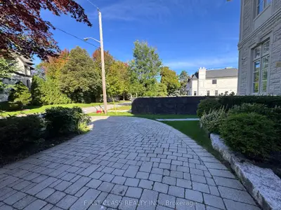 25 Dempsey Crescent, Toronto, On M2l 1y4