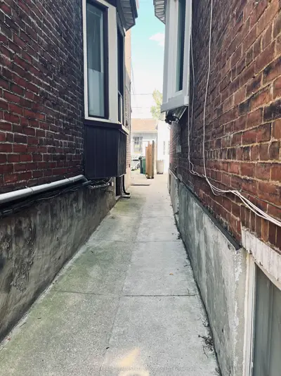 263 Grace Street Lower, Toronto, On M6g 3a7