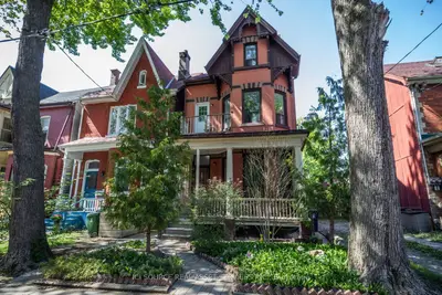 20 Sullivan Street 1, Toronto, On M5t 1b9