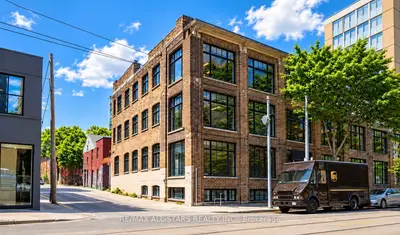 14 Mccaul Street, Toronto, On M5t 1v6