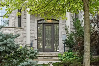 8 Highbourne Road 1, Toronto, On M5p 2j2