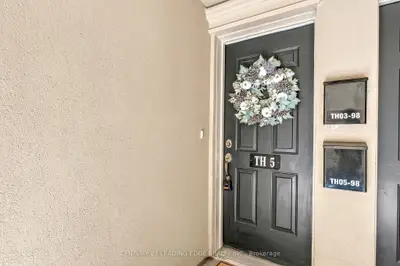 98 Carr Street Th5, Toronto, On M5t 1b7