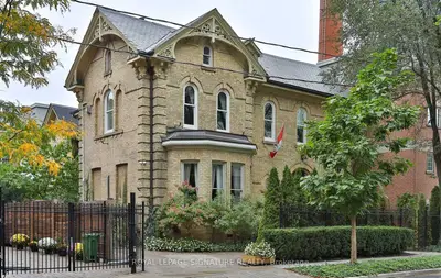 4 Wellesley Place, Toronto, On M4y 2k4