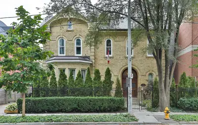 4 Wellesley Place, Toronto, On M4y 2k4