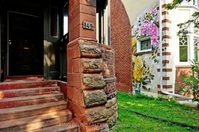 145 Madison Avenue A, Toronto, On M5r 2s6