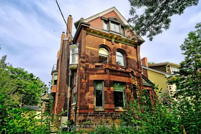 145 Madison Avenue A, Toronto, On M5r 2s6