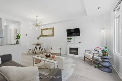 80 Carr Street 29, Toronto, On M5t 1b7