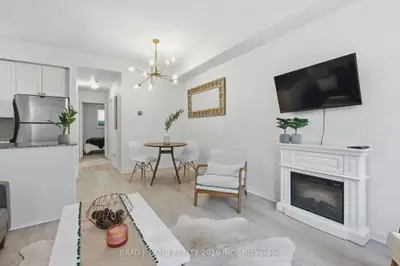 80 Carr Street 29, Toronto, On M5t 1b7