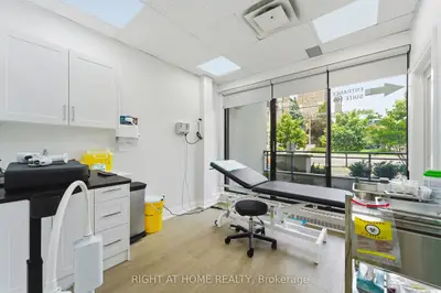 235 St Clair Avenue W 109, Toronto, On M4v 1r4