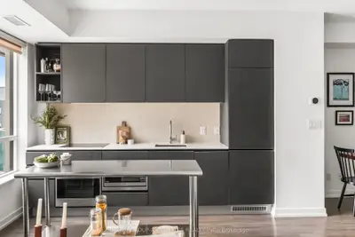 377 Madison Avenue 502, Toronto, On M4v 3e1