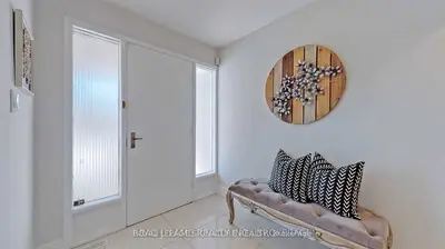 17 Baroness Crescent Upper, Toronto, On M2j 3k4