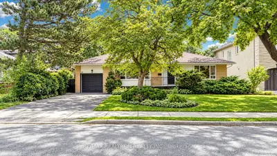 199 Lord Seaton Road, Toronto, On M2p 1l1