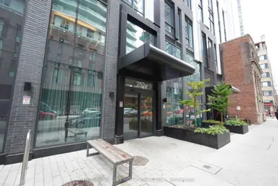 252 Church Street 908, Toronto, On M5b 1z2