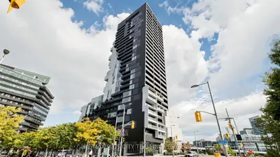 170 Bayview Avenue 301, Toronto, On M5a 0m4