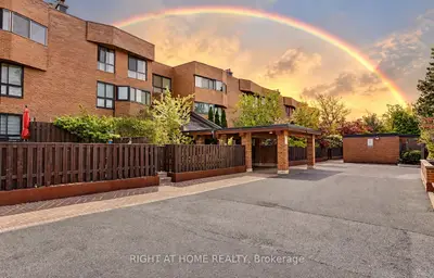55 Carscadden Drive 301, Toronto, On M2r 2a6