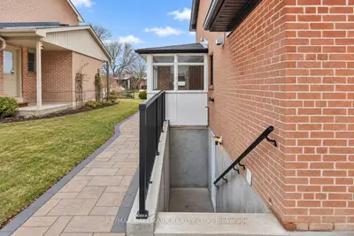 18 Aldenham Crescent Lower, Toronto, On M3a 1s2